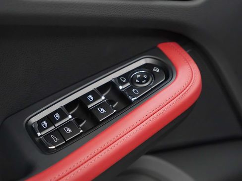 Certified 2026 Porsche Macan AWD/4WD image 34