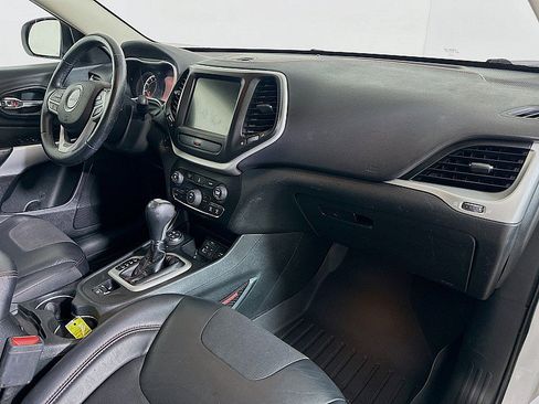 Used 2017 Jeep Cherokee Trailhawk w/ Cold Weather Group AWD/4WD image 28
