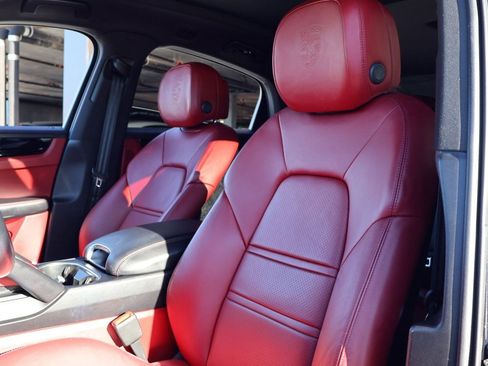 Certified 2022 Porsche Cayenne Platinum Edition image 6