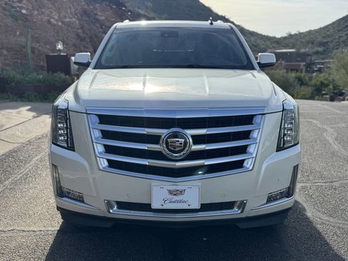 Used 2015 Cadillac Escalade Luxury image 2
