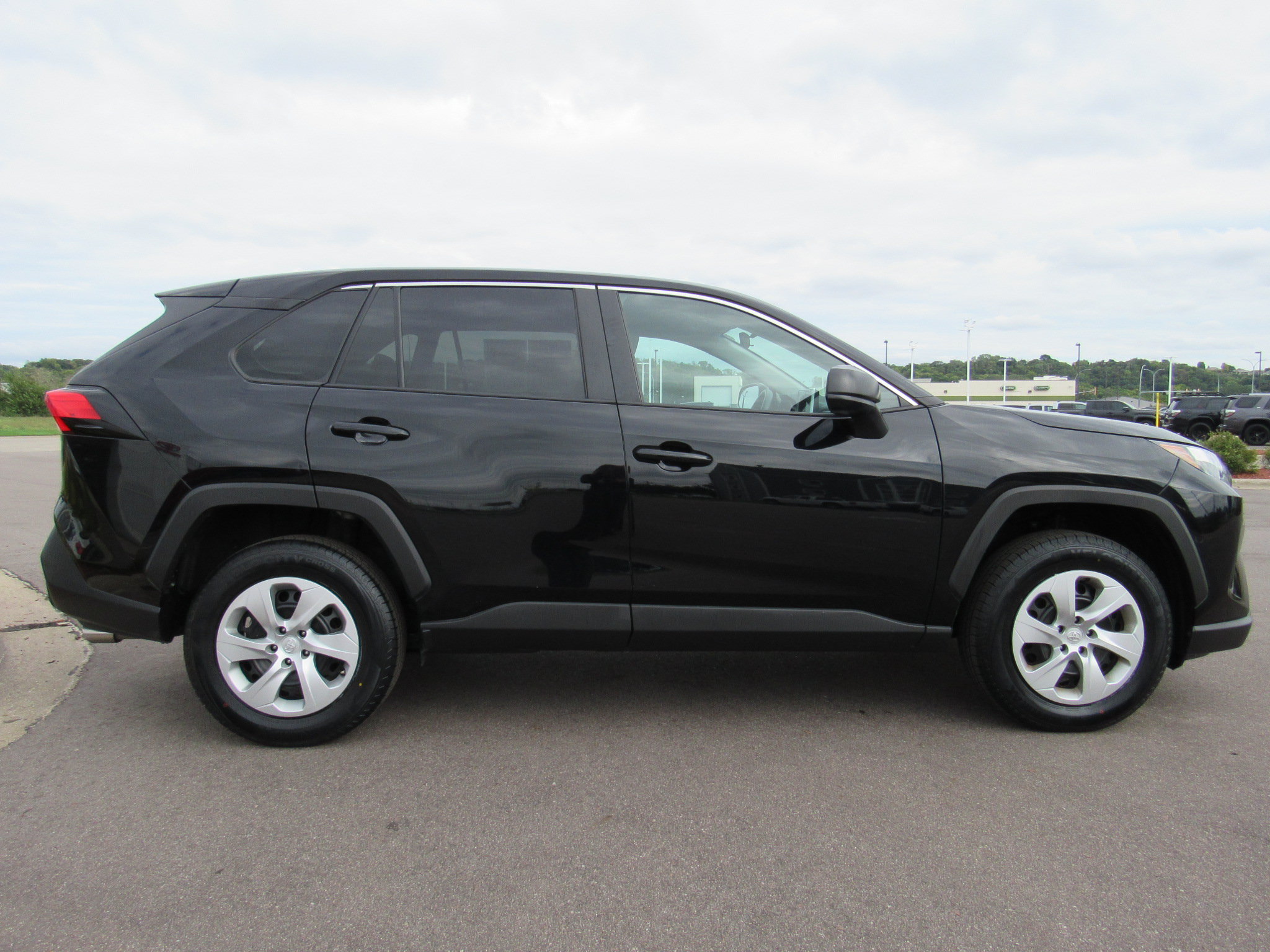 Used 2025 Toyota RAV4 LE AWD/4WD image 5