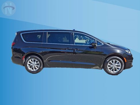 Used 2025 Chrysler Pacifica Select AWD/4WD image 18