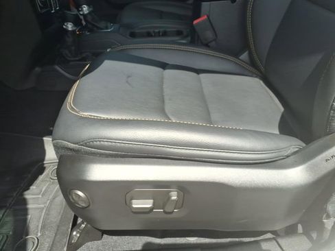 Used 2025 Jeep Wrangler Sahara image 15