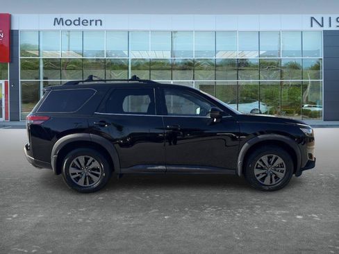 Certified 2022 Nissan Pathfinder SV w/ SV Black Package FWD image 4