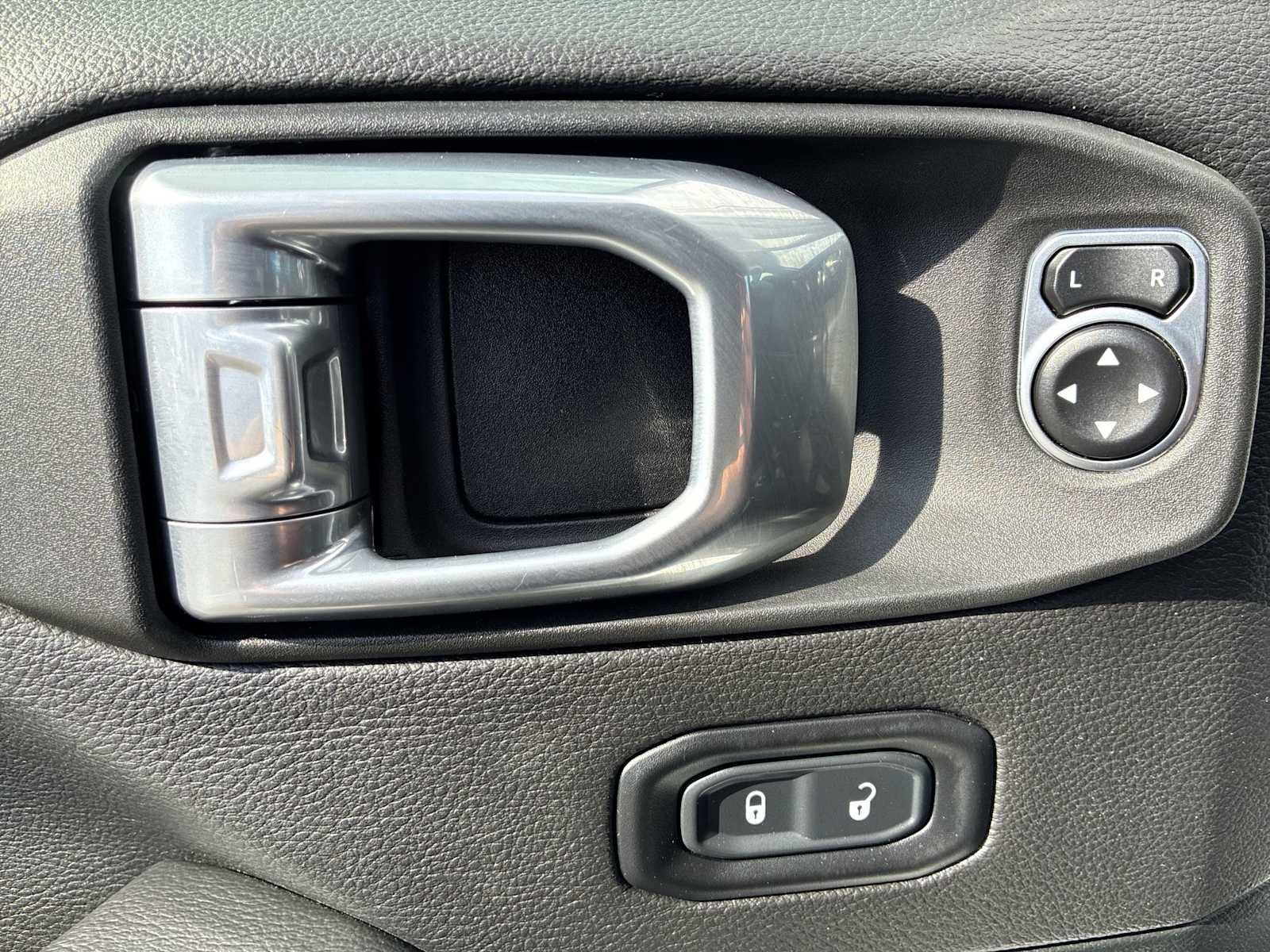 Used 2021 Jeep Wrangler Unlimited Sahara AWD/4WD image 15