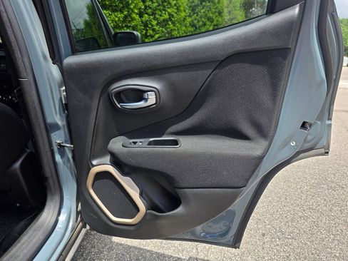 Used 2017 Jeep Renegade Latitude FWD image 24