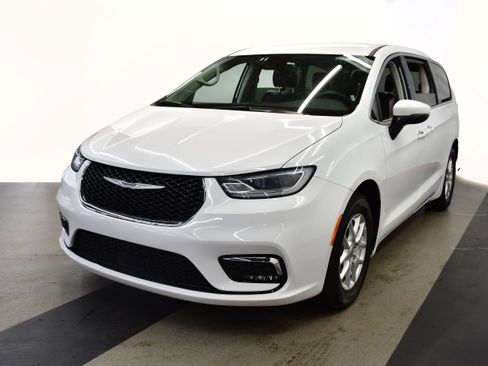 Used 2023 Chrysler Pacifica Touring-L FWD image 4