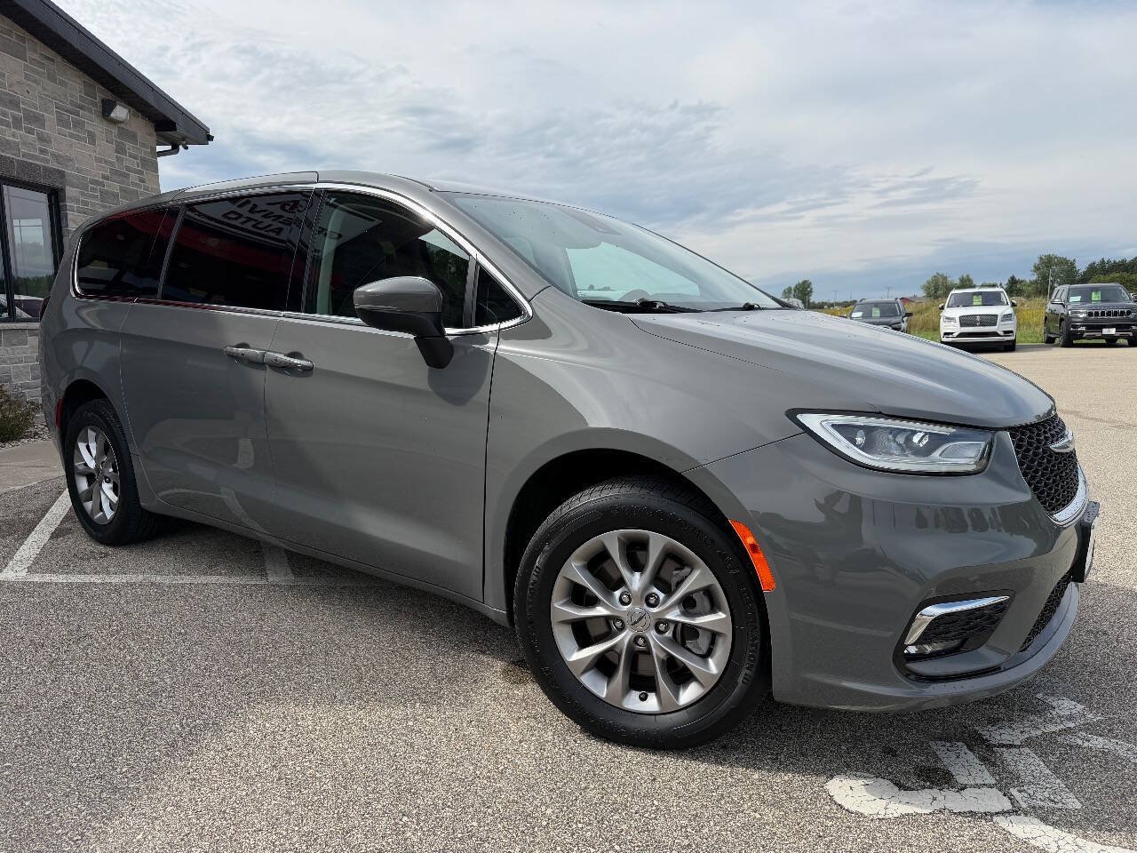 Used 2023 Chrysler Pacifica Touring-L AWD/4WD image 3