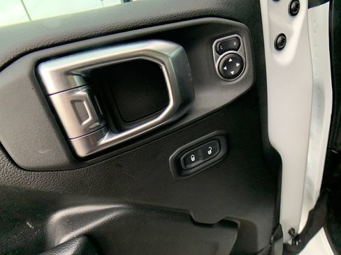 Used 2025 Jeep Wrangler Unlimited Rubicon AWD/4WD image 12