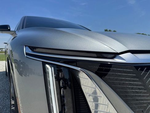Used 2024 Cadillac Lyriq Luxury AWD/4WD image 9