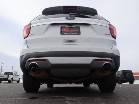 Used 2017 Ford Explorer XLT image 9