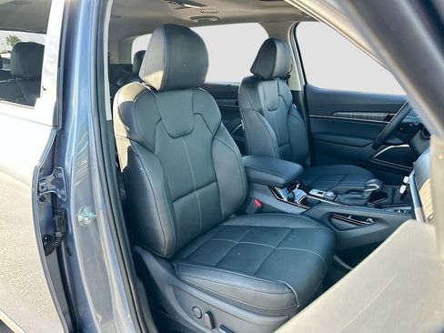 Used 2025 Kia Telluride EX w/ EX Captain's Chair Package image 31