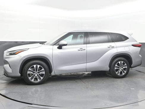 Used 2022 Toyota Highlander XLE FWD image 5