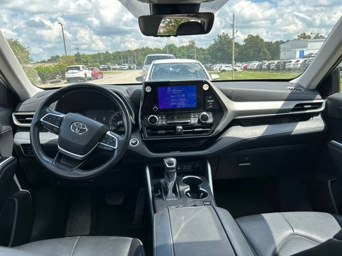 Used 2024 Toyota Highlander XLE FWD image 5
