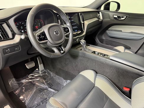 Used 2020 Volvo XC60 T5 R-Design image 4