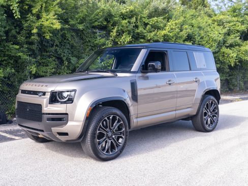 Used 2025 Land Rover Defender 110 AWD/4WD image 2