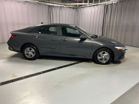 Used 2025 Hyundai Elantra SE image 8