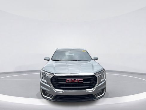 Used 2023 GMC Terrain SLE image 2