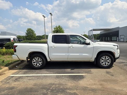 Used 2023 Nissan Frontier SV w/ SV Convenience Package RWD image 2