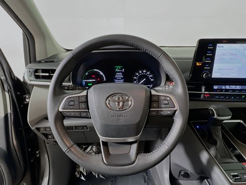 Used 2024 Toyota Sienna XLE image 18