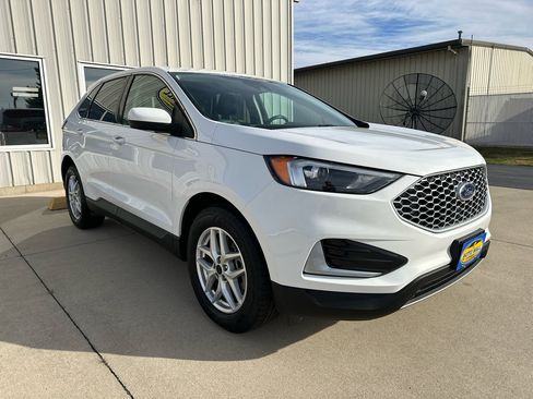 Used 2023 Ford Edge SEL image 3