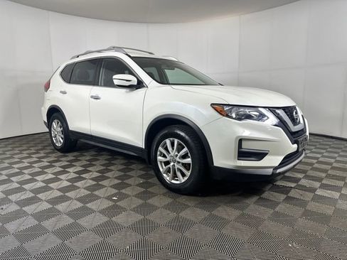 Used 2017 Nissan Rogue SV image 2