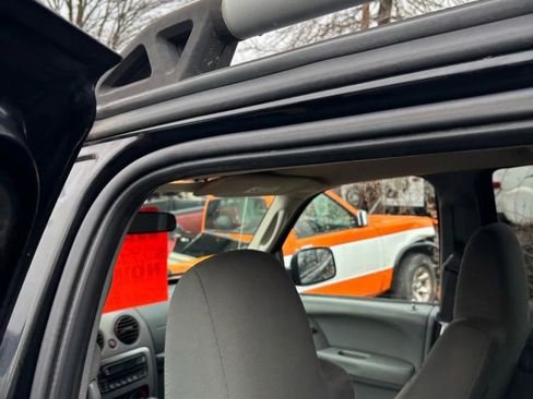 Used 2005 Jeep Liberty Renegade image 41