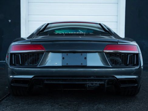 Used 2018 Audi R8 V10 w/ Premium Package RWD image 5