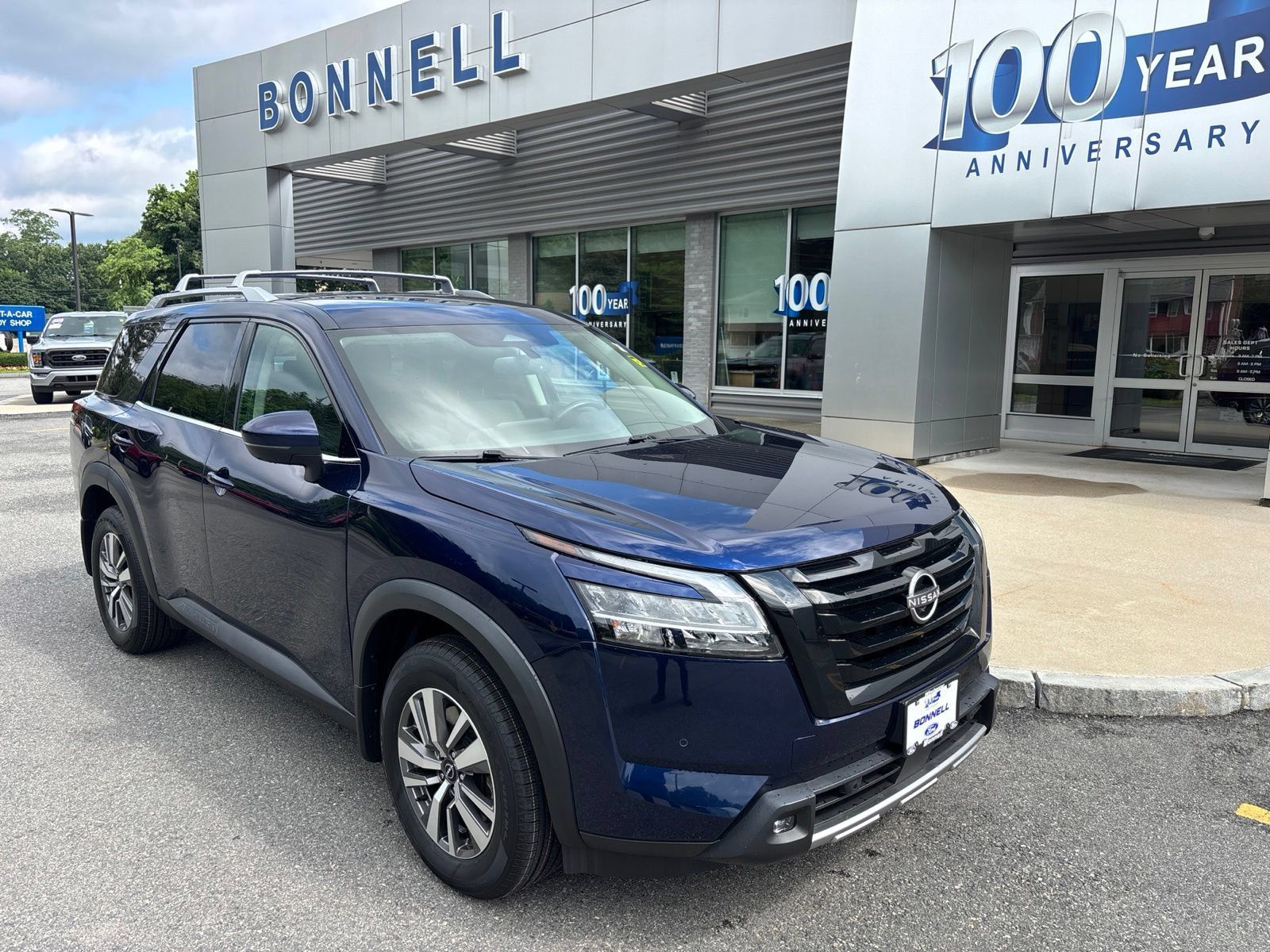 Used 2022 Nissan Pathfinder SL w/ SL Black Package AWD/4WD image 1