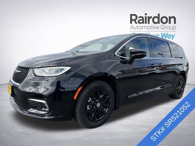 Used 2025 Chrysler Pacifica Select FWD image 3
