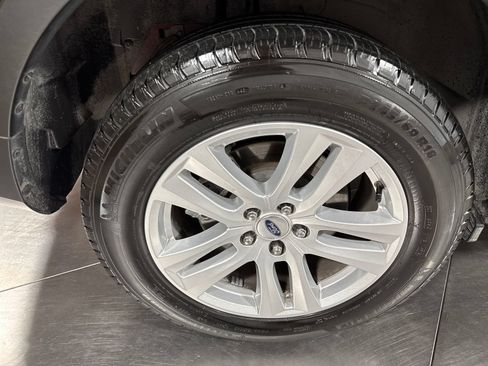 Used 2019 Ford Explorer XLT w/ Equipment Group 202A AWD/4WD image 13