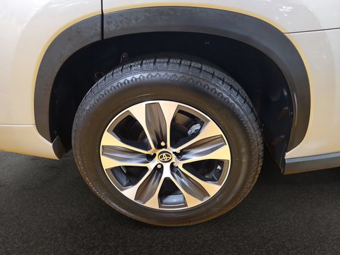Used 2024 Toyota Highlander XLE FWD image 46
