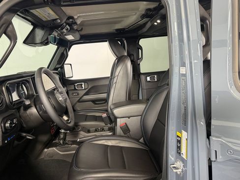 Used 2025 Jeep Wrangler Unlimited Rubicon 4xe w/ Technology Group AWD/4WD image 25