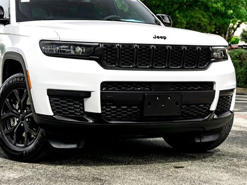 Used 2024 Jeep Grand Cherokee L Laredo image 3