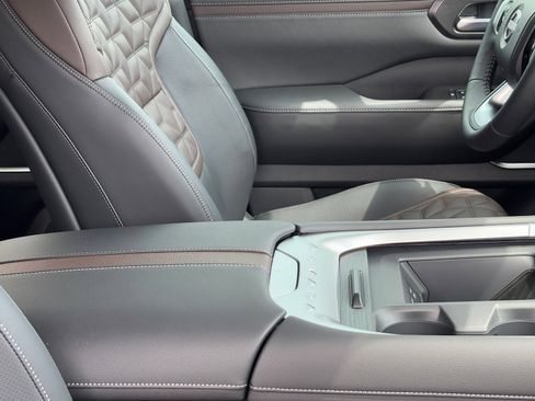 New 2026 Nissan Armada Platinum image 11