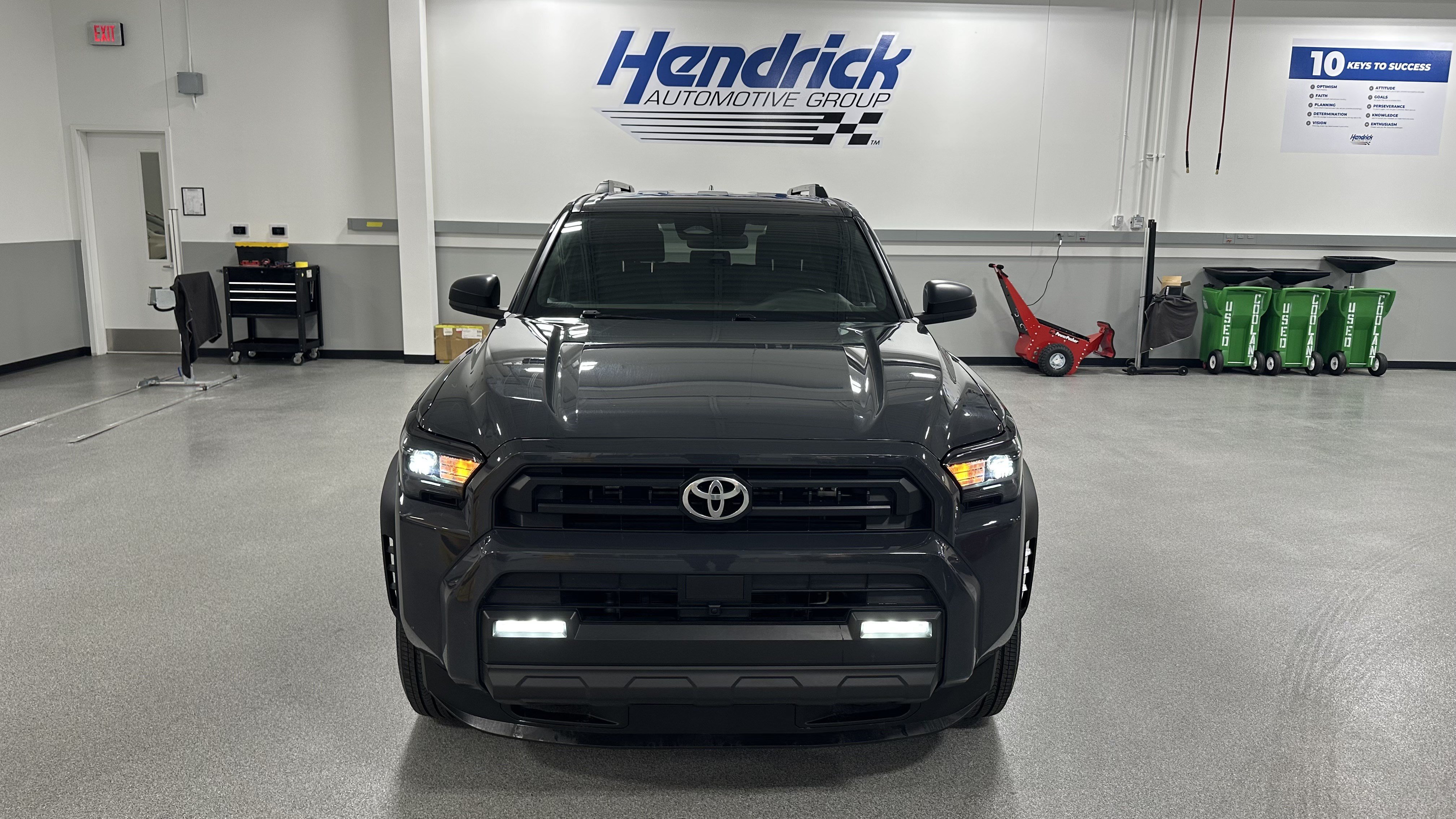 Used 2025 Toyota 4Runner SR5 AWD/4WD image 3