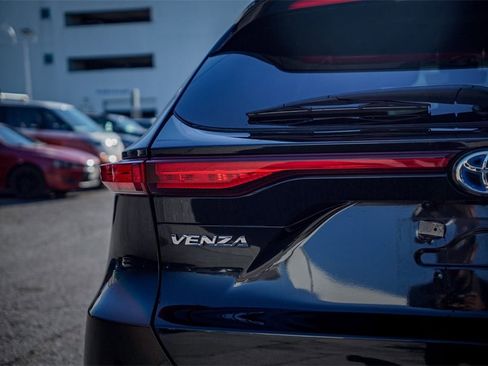 Used 2024 Toyota Venza LE image 6