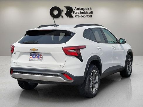Used 2025 Chevrolet Trax LT w/ LT Convenience Package FWD image 5