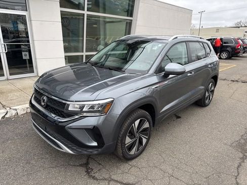 Used 2024 Volkswagen Taos SE image 4