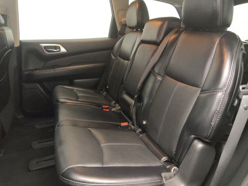 Used 2020 Nissan Pathfinder Platinum image 18