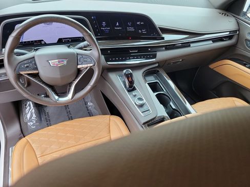 Used 2021 Cadillac Escalade Premium Luxury AWD/4WD image 16