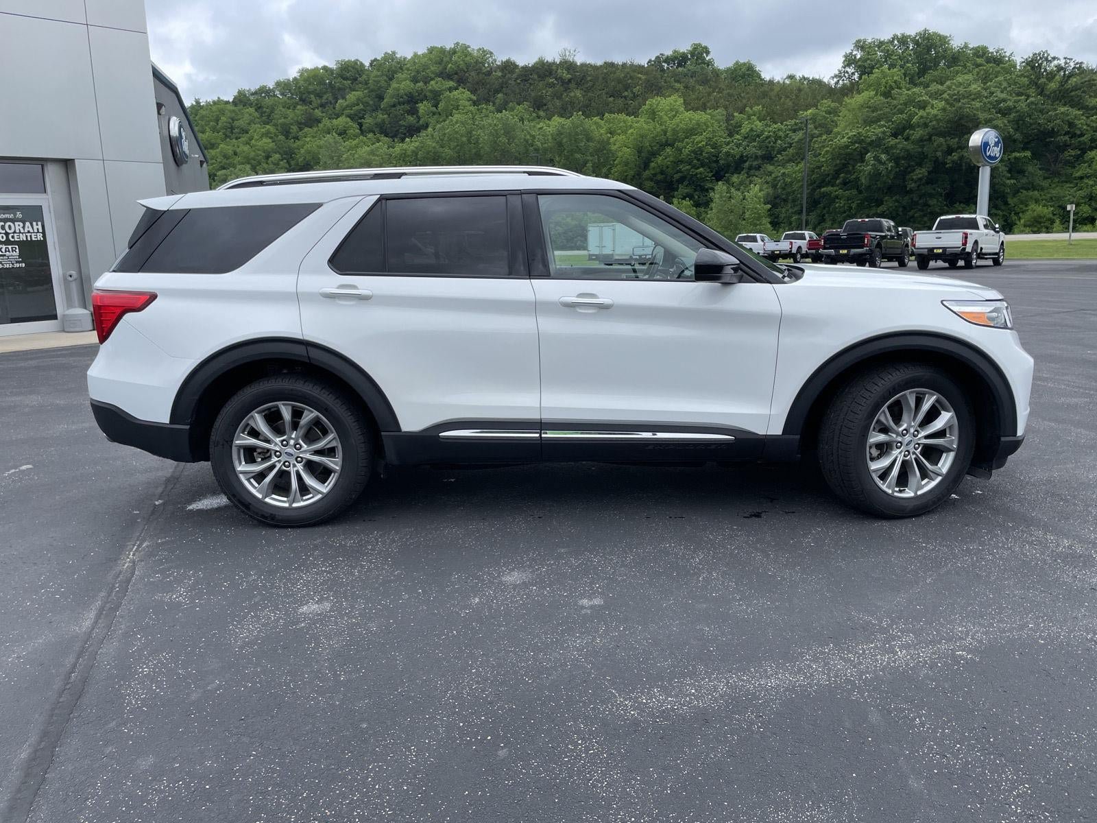 Used 2024 Ford Explorer Limited AWD/4WD image 2