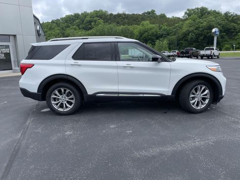 Used 2024 Ford Explorer Limited AWD/4WD image 2