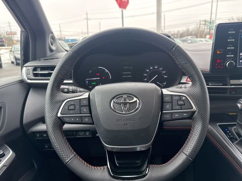 Used 2023 Toyota Sienna XSE w/ XSE Plus Package image 17