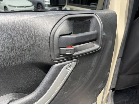 Used 2018 Jeep Wrangler Unlimited Rubicon w/ Connectivity Group AWD/4WD image 15
