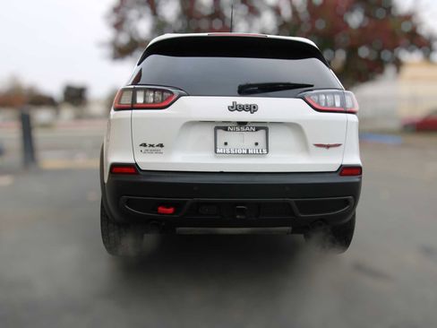 Used 2019 Jeep Cherokee Trailhawk image 3