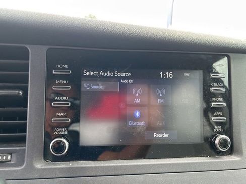 Used 2020 Toyota Sienna L image 23