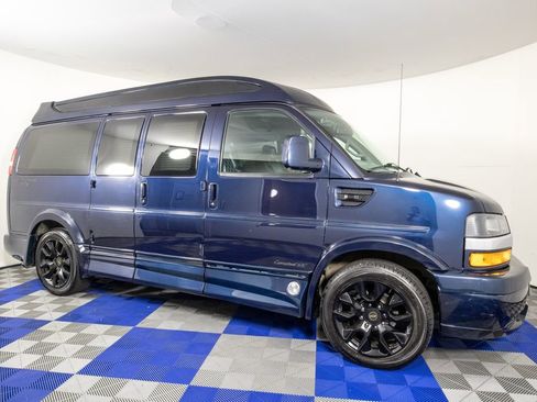 Used 2023 Chevrolet Express 2500 RWD image 2