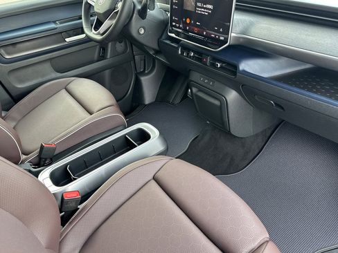 New 2025 Volkswagen ID. Buzz Pro S RWD image 16