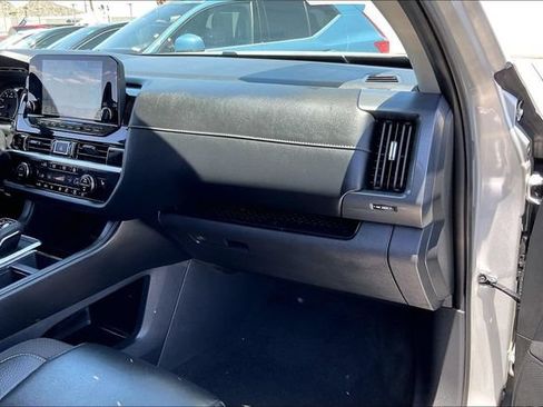 Used 2025 Nissan Pathfinder SL w/ Lighting Package (N92) AWD/4WD image 16